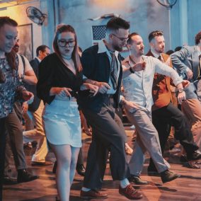 Una coppia che balla swing a Milano serata lindy hop milano