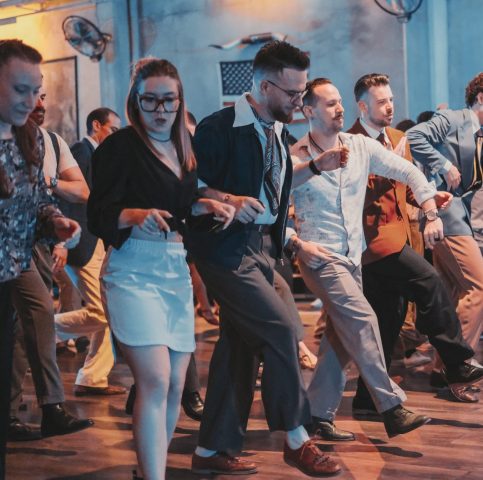 Una coppia che balla swing a Milano serata lindy hop milano