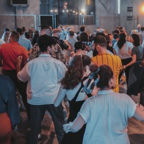 Vivere l'energia del Lindy Hop a Milano rende la vita bella serata danzante boogie woogie milano
