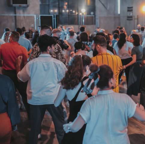 Vivere l'energia del Lindy Hop a Milano rende la vita bella serata danzante boogie woogie milano
