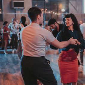 Esprimi la tua creativita' con il Solo Jazz! Un ballo senza partner che combina ritmo e stile e che aumenta la propriocezione, adatto a tutti i livelli. serate ballo milano