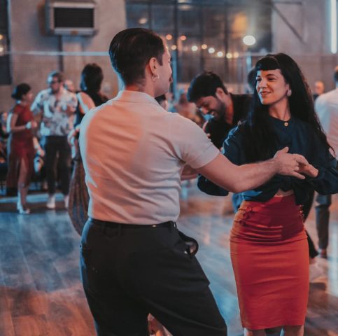 Esprimi la tua creativita' con il Solo Jazz! Un ballo senza partner che combina ritmo e stile e che aumenta la propriocezione, adatto a tutti i livelli. serate ballo milano