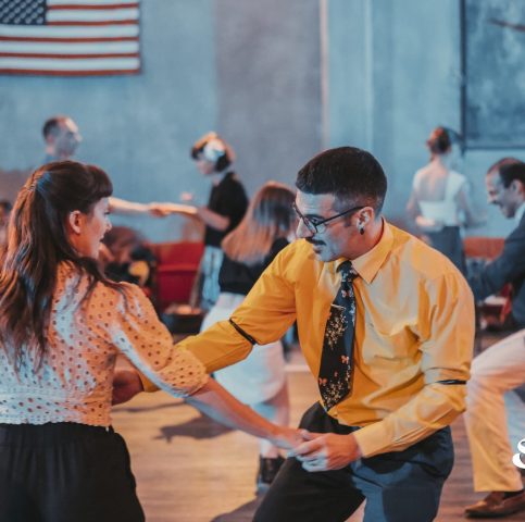 Le lezioni di Lindy Hop a Milano ti aprono le porte al magico mondo Swing! Vieni a provare e scopri la community swing a Milano corso solo jazz milano